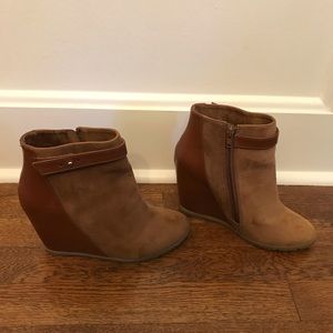 Camel wedge shoes